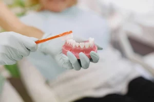 persona con sensibilidad dental al beber agua fría