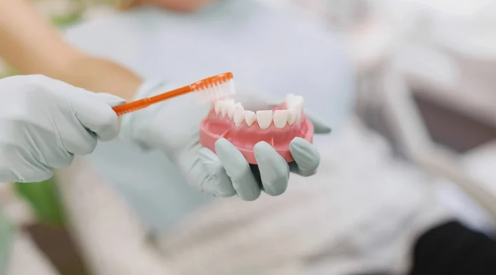 persona con sensibilidad dental al beber agua fría